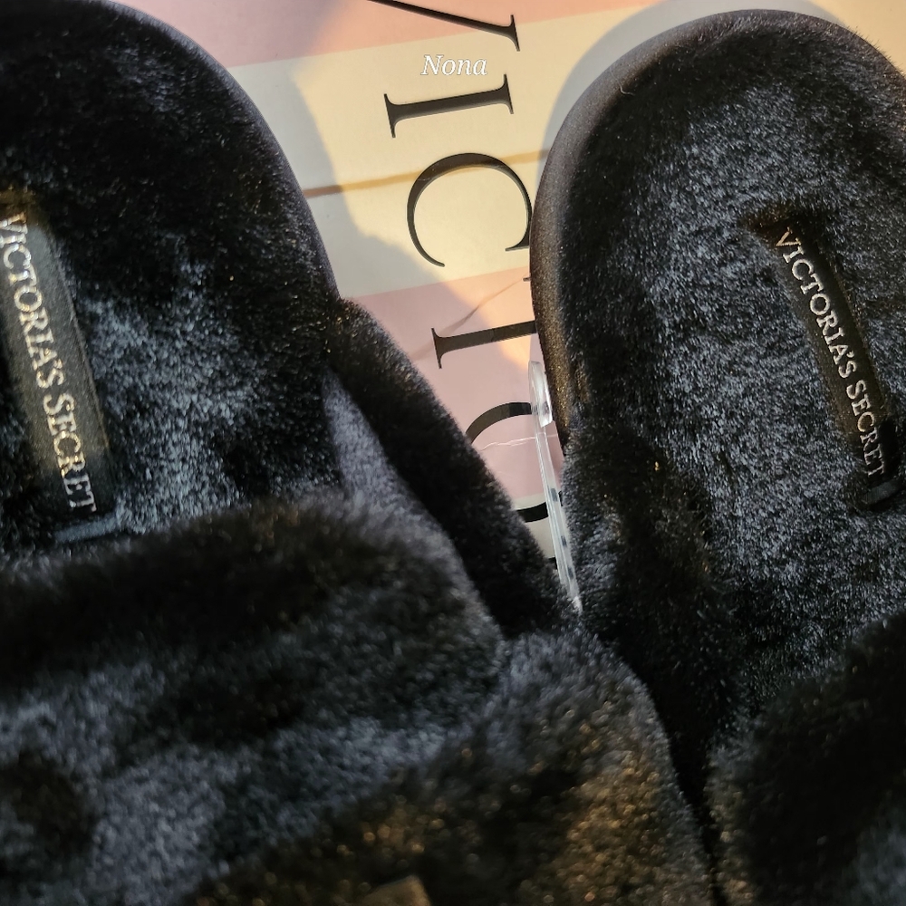 Victoria's Secret Black Slippers with Logo size Small NWT - Picture 5 of 6